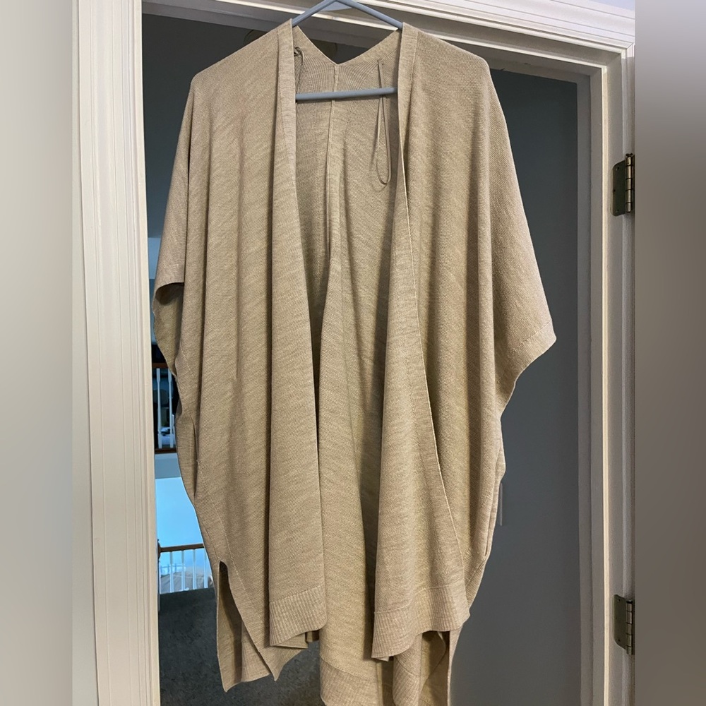 Lululemon merino short sleeve wrap, like new.